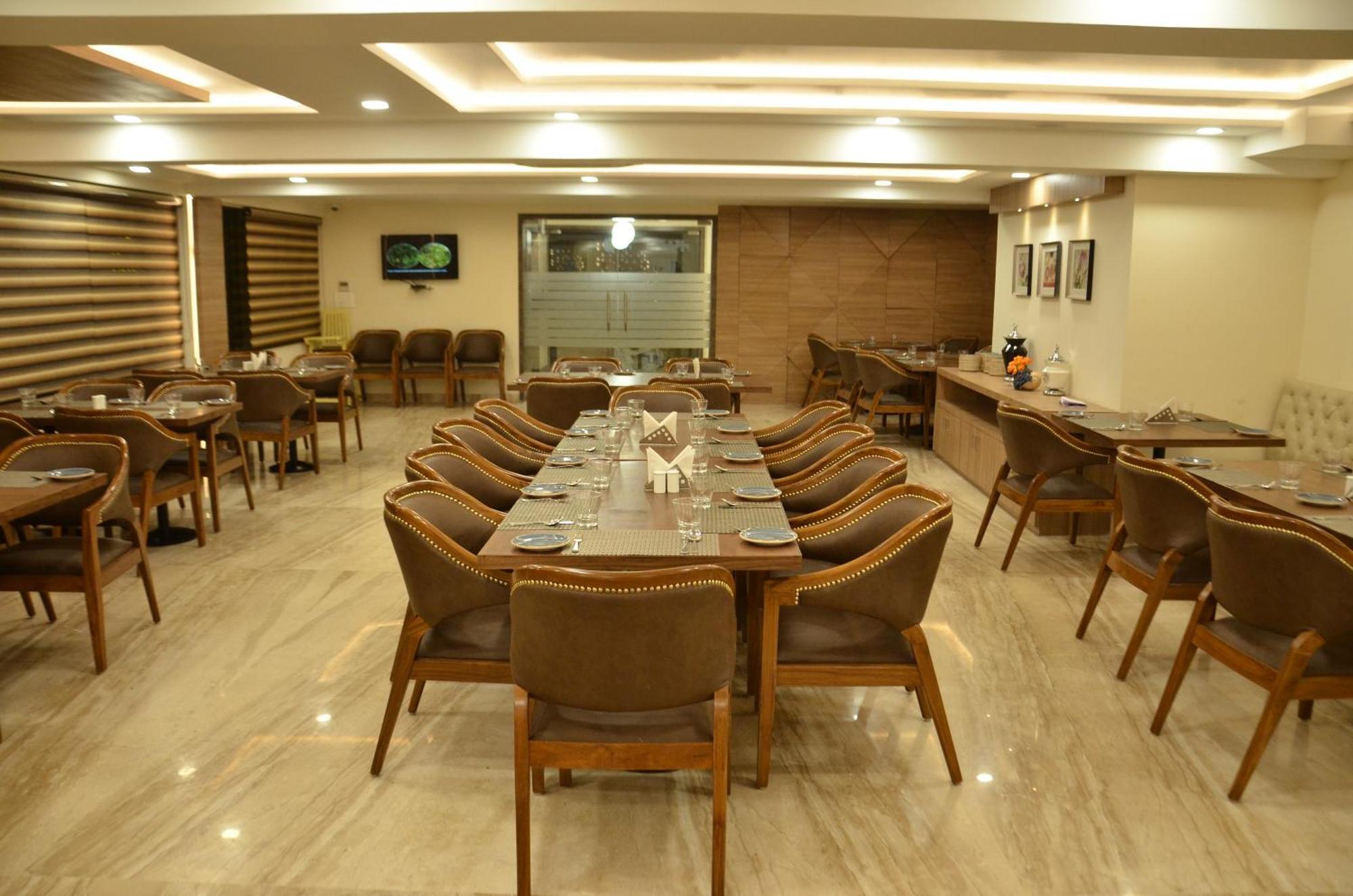 The Ved Mantra Hotel Gválijar Kültér fotó