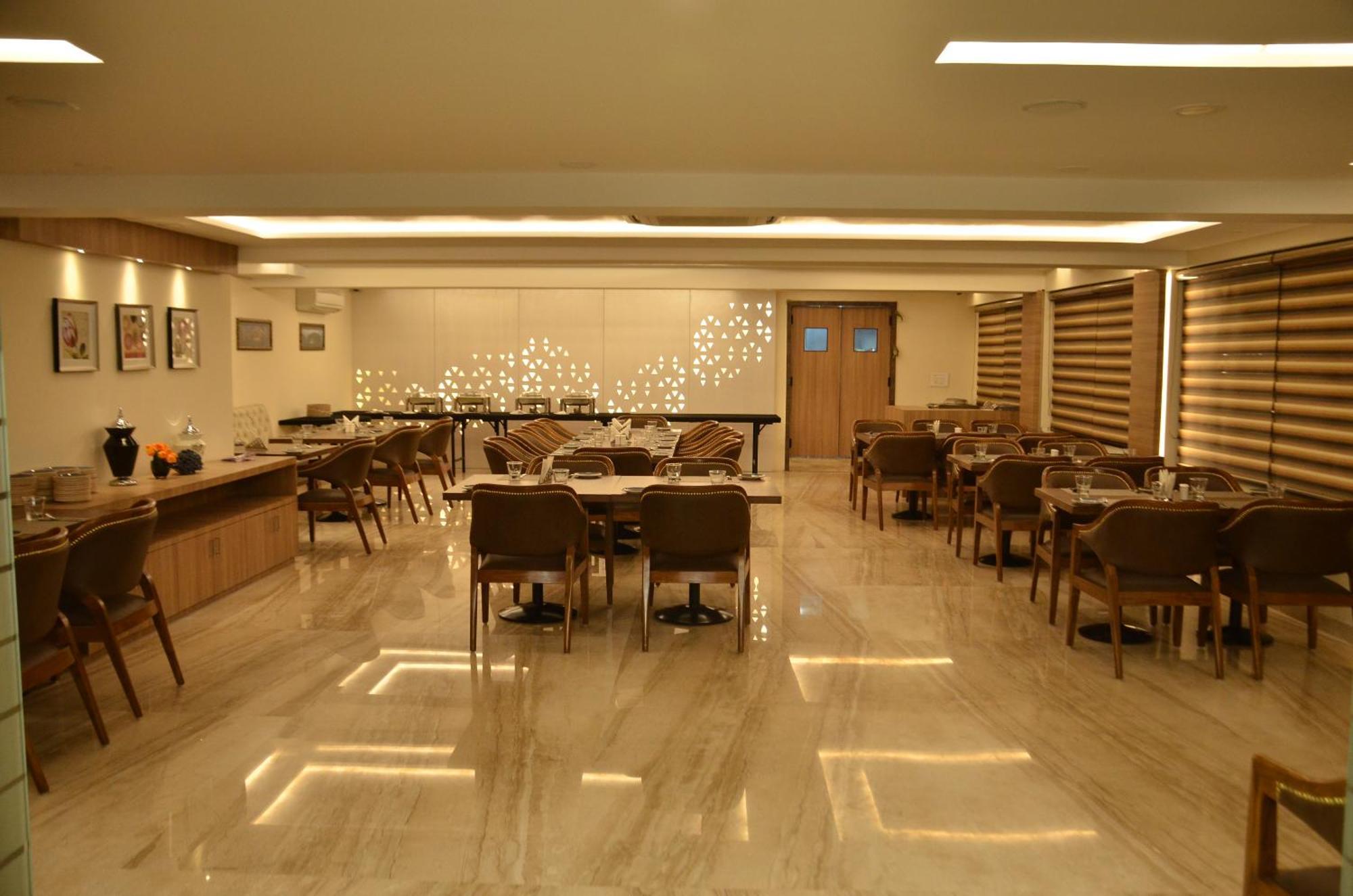 The Ved Mantra Hotel Gválijar Kültér fotó