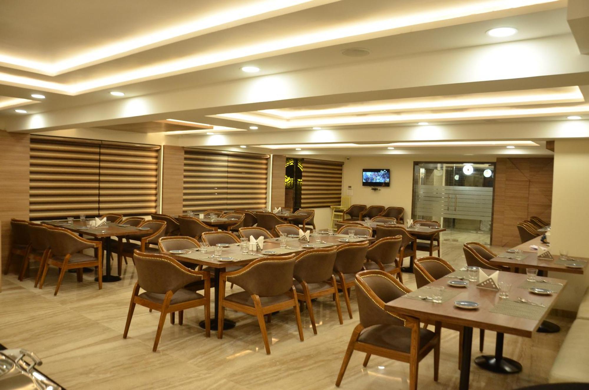 The Ved Mantra Hotel Gválijar Kültér fotó